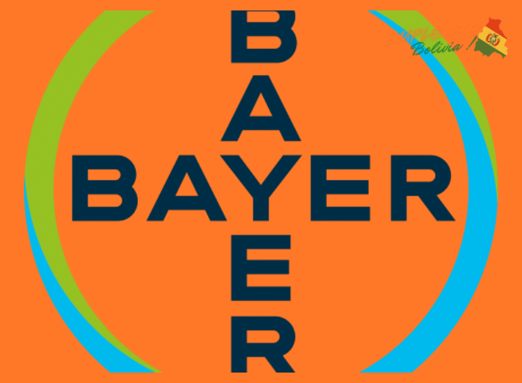¿Qué paquete de beneficios competitivos y programas de desarrollo profesional ofrece Bayer Bolivia a sus colaboradores en el área de salud?